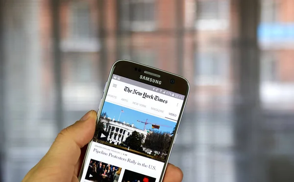 New York Times na telefonie z systemem Android — Zdjęcie stockowe