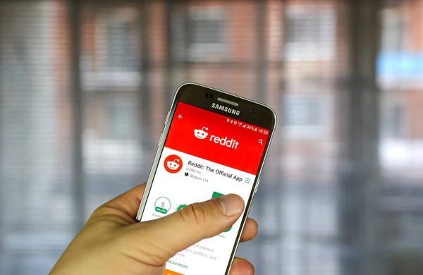Приложение Reddit на Samsung S7 . — стоковое фото