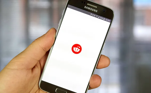 Reddit aplikacji na Samsung S7. — Zdjęcie stockowe