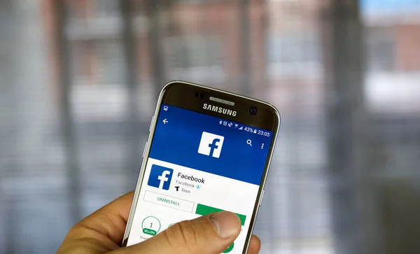 Samsung S7 android app Facebook — Stok fotoğraf