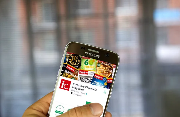 Investidores Chronicle aplicação android na Samsung S7 — Fotografia de Stock