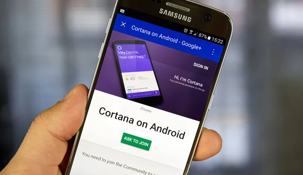 Cortana aplikace na Android mobilní telefon. — Stock fotografie