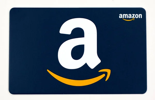 Cartão presente Amazon em um fundo branco . Imagens De Bancos De Imagens Sem Royalties