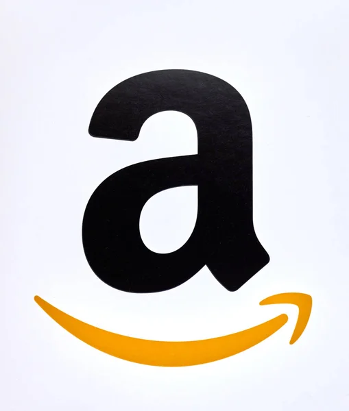 Logotipo da Amazon em um fundo branco . Fotos De Bancos De Imagens Sem Royalties
