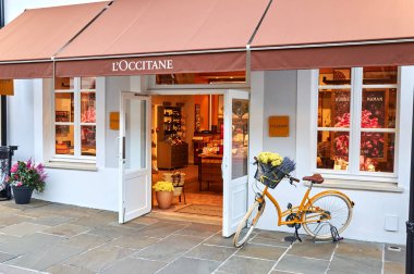 La Vallee Köyündeki Occitane butiği..