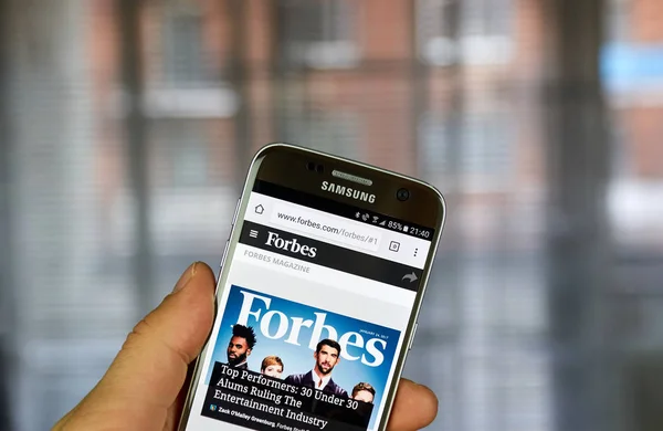 Forbes сайт на Androis pfone. — стокове фото