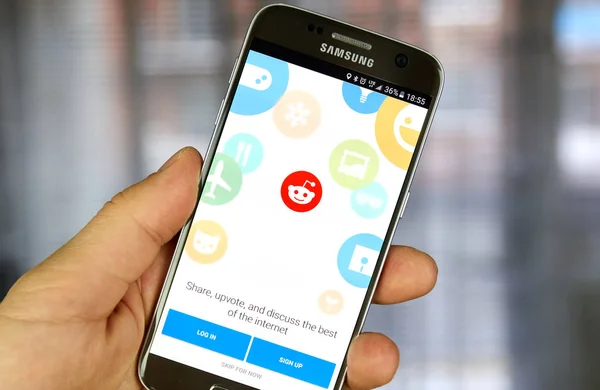 Aplicativo Reddit em Samsung S7 . — Fotografia de Stock