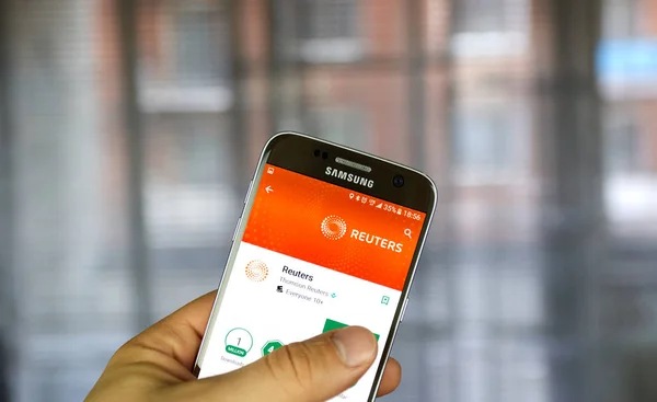 Приложение Reuters на Android-телефоне . — стоковое фото
