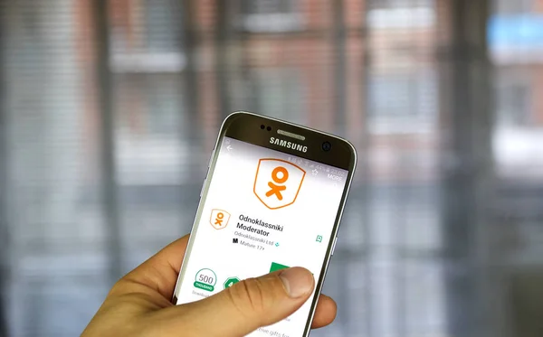 Приложение Одноклассники на Samsung S7 . — стоковое фото