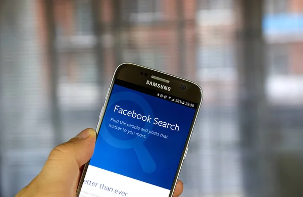 Поиск в Facebook на Samsung S7 — стоковое фото