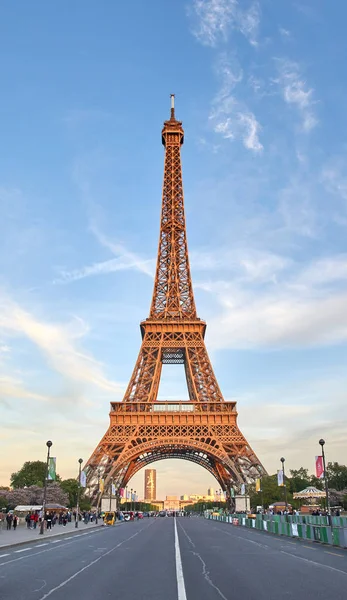 La Tour Eiffel en soirée, vue panoramique — Photo
