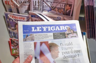 Le Figaro gazetesi tutan bir el
