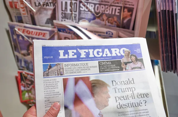 Le Figaro gazetesi tutan bir el