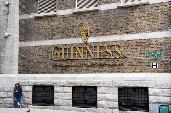 Guinness-Logo auf seinem Lagerhaus in Dublin. — Stockfoto