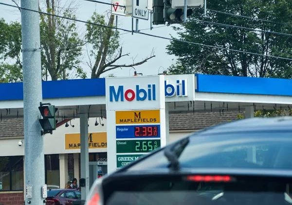 Gasolinera móvil con precios de la gasolina — Foto de Stock