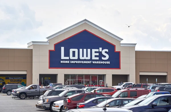 Lowe 's tienda y logotipo — Foto de Stock