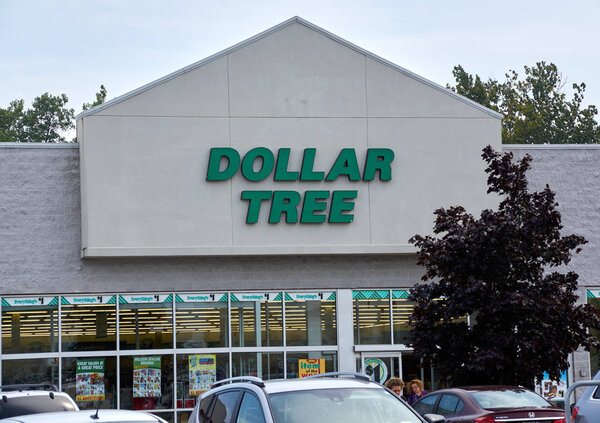 Магазин и знак "Dollar Tree"
.