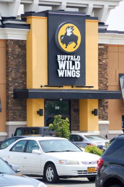 Buffalo Wild Wings restoran ve logosu.