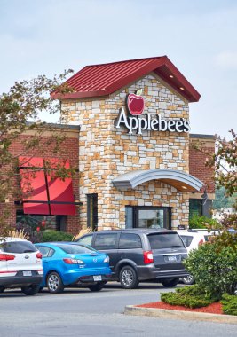 Applebee's restoran ve otopark.