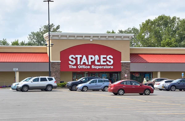 Staples store and logo. — Stock Photo, Image