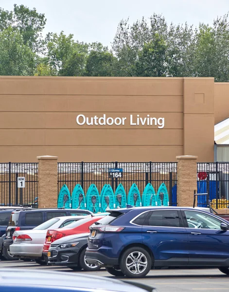 Walmart Outdoor living oddělení. — Stock fotografie