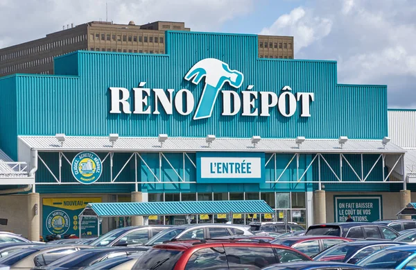 Obchod Reno depa a parkoviště. — Stock fotografie