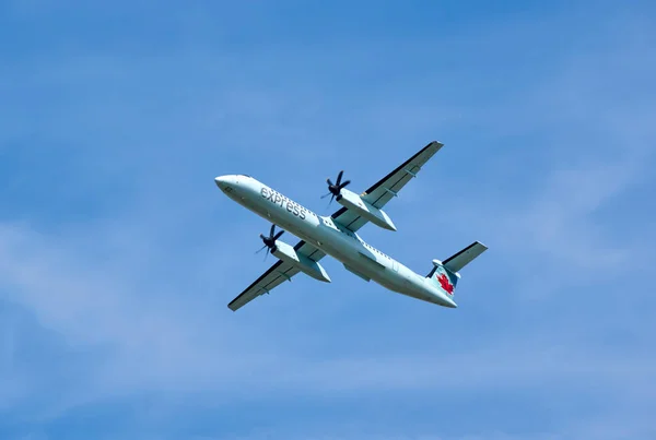 Самолёт Air Canada Express . — стоковое фото