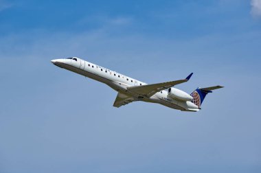 Birleşik Havayolları N14153 Embraer uçağı kalkıyor.
