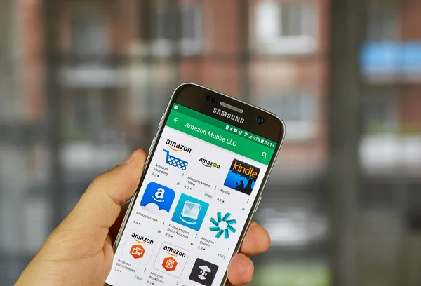 Amazon uygulamalar üzerinde Samsung S7 — Stok fotoğraf