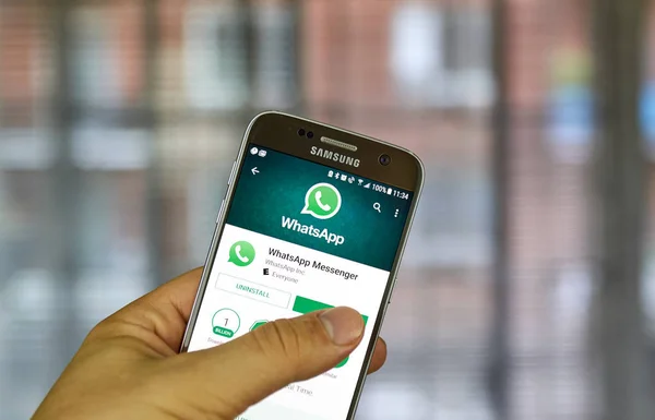 Aplicación móvil Whatsapp en la pantalla de Samsung — Foto de Stock