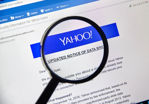 Pemberitahuan Pembaruan Yahoo tentang pelanggaran data yang baru ditemukan — Stok Foto