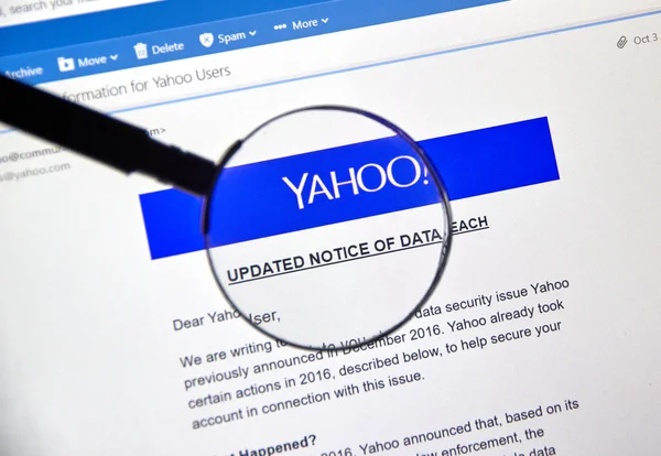 Pemberitahuan Pembaruan Yahoo tentang pelanggaran data yang baru ditemukan — Stok Foto