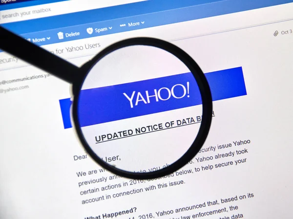 Pemberitahuan Pembaruan Yahoo tentang pelanggaran data yang baru ditemukan — Stok Foto