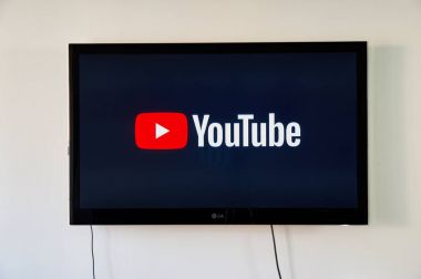 Montreal, Kanada - 15 Kasım 2017: Youtube logo ve kullanma üstünde Lg akıllı Tv. Youtube San Bruno, California'da merkezi Amerikan bir video paylaşım web sitesidir.