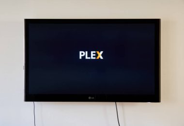 Montreal, Kanada - 15 Kasım 2017: Plex app ve logo üstünde Lg Tv perde. Plex iki ana bileşenden oluşan bir istemci-sunucu medya player sistem ve yazılım paketidir.