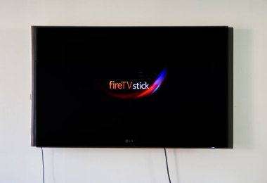 Montreal, Kanada - 15 Kasım 2017: Amazon yangın Tv Stick Lg Tv. Amazon yangın Tv Stick bir düşük maliyetli bir HDMI-stick biçimde Amazon Yangın TV, Android tabanlı sürümüdür.