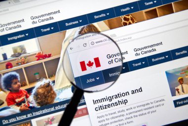 Montreal, Kanada - 17 Kasım 2017: Resmi web sayfası Kanada hükümetinin nereye her kullanıcı-ebilmek bulmak Kanada hükümeti ve bölümler ve hizmetleri hakkında bilgi Büyüteç altında.