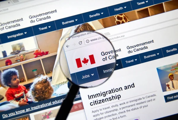 モントリオール カナダ 2017 公式の Web ページ カナダ政府の拡大鏡は すべてのユーザーがカナダ政府部門やサービスについての情報を検索できます — ストック写真