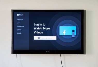 Montreal, Kanada - 15 Kasım 2017: Facebook app ve Lg Tv. Facebook'ta bir Amerikan kar amacı gütmeyen şirket ve bir online sosyal medya ve sosyal ağ hizmeti Menlo Park, California merkezli