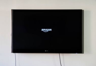 Montreal, Kanada - 15 Kasım 2017: Dünyanın en büyük Internet şirketi tarafından gelir dünyanın dördüncü en değerli kamu şirketi Lg Tv. Amazon Amazon logosuna olduğunu