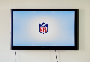 Montreal, Kanada - 15 Kasım 2017: Nfl app ve logosu Tv Lg Tv ekranında. Ulusal Futbol Ligi 32 takım oluşan bir profesyonel Amerikan futbolu ligidir
