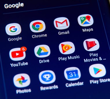 Montreal, Kanada - 12 Kasım 2017: Google apps simgeleri Samsung S8 ekranda. Google Llc Internet ile ilgili hizmetler ve ürünler konusunda uzmanlaşmış bir Amerikan çokuluslu teknoloji firmasıdır