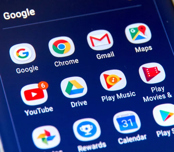 Iconos de aplicaciones de Google en la pantalla Samsung S8 . —  Fotos de Stock