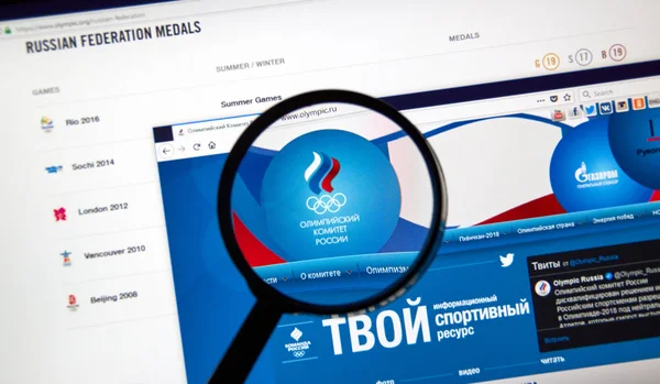 Montreal, Kanada - 5 Aralık 2017: Rus Olimpiyat Komitesi web sayfası Büyüteç altında.