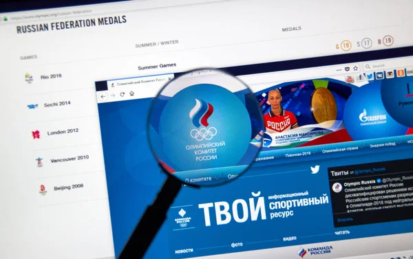 Montreal, Kanada - 5 Aralık 2017: Rus Olimpiyat Komitesi web sayfası Büyüteç altında.