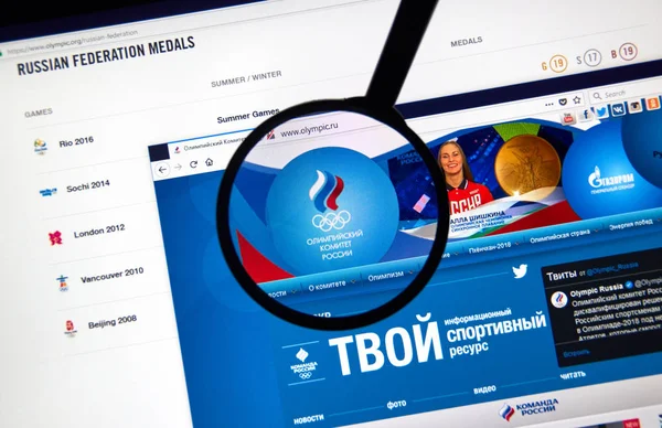 Montreal, Kanada - 5 Aralık 2017: Rus Olimpiyat Komitesi web sayfası Büyüteç altında.