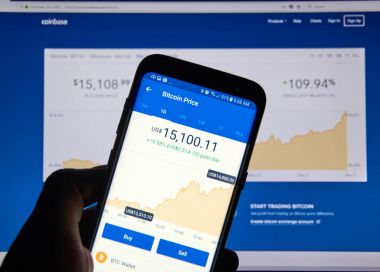Montreal, Kanada - 7 Aralık 2017: Bitcoin Usd Coinbase android uygulama üzerinde Coinbase San Francisco, California'da merkezi bir dijital kıymet broker fiyattır. Onlar Bitcoin değişimi komisyoncu