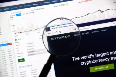 Montreal, Kanada - 23 Aralık 2017: Bitfinex cryptocurrency exchange Pazar Web Büyüteç altında.