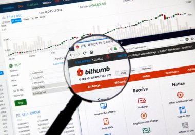 Montreal, Kanada - 23 Aralık 2017: Bithumb cryptocurrency exchange Web Büyüteç altında