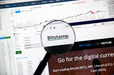 Montreal, Kanada - 23 Aralık 2017: Bitstamp cryptocurrency exchange Web Büyüteç altında